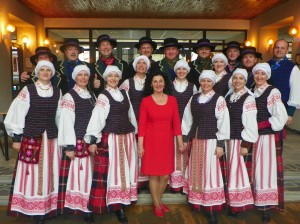 Juknaičių seniūnijos vyresniųjų šokių grupė „Juknaičiai“ su vadove Loreta Margarita Černeckiene.