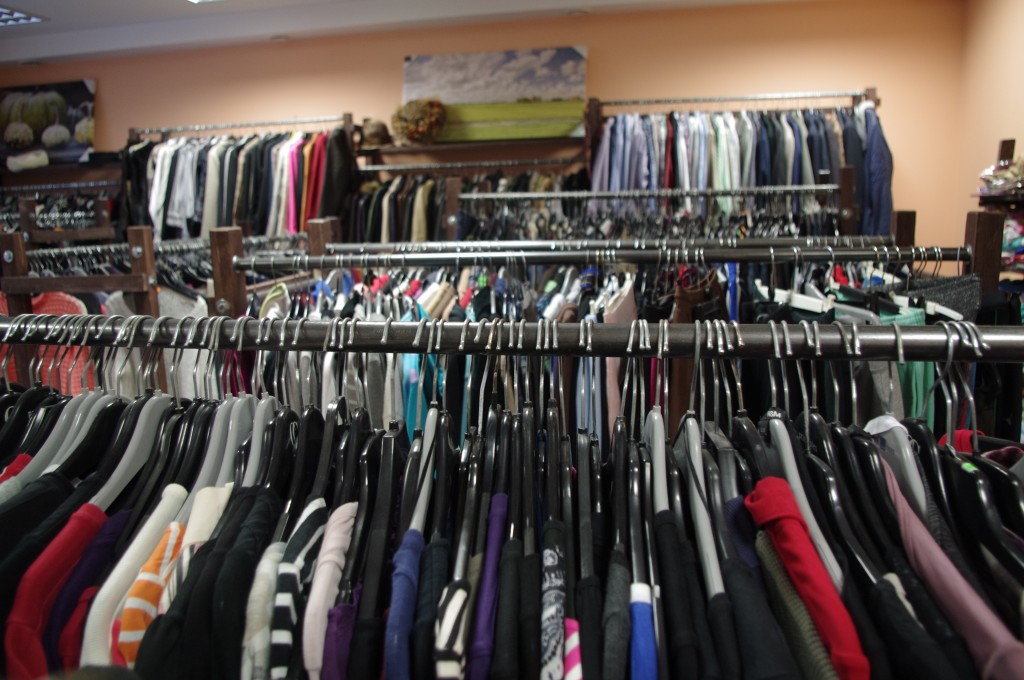 Dėvėtų drabužių parduotuvėse galima rasti geros kokybės, garsių prekinių ženklų drabužių už labai prieinamą kainą. 