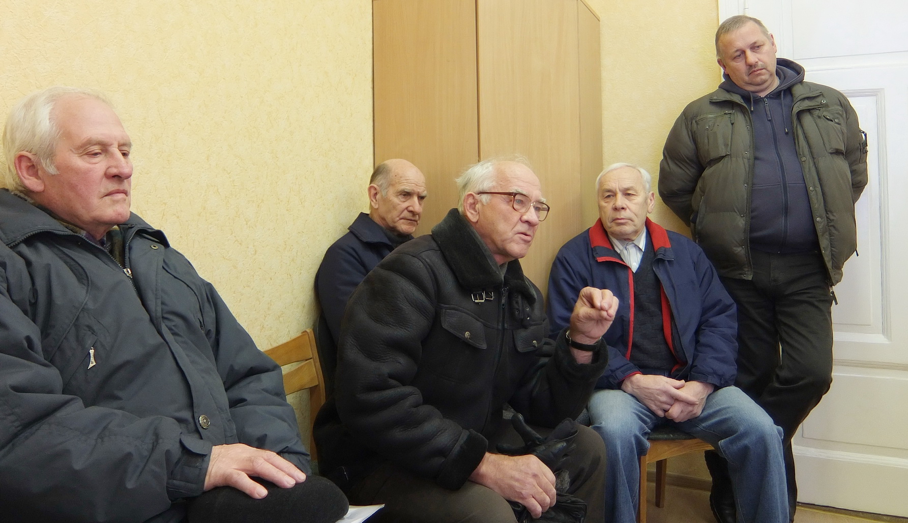 Daug metų Šilutėje gyvenantis Algirdas Kazys Dulinskas (antras iš kairės) Seimo nariui Artūrui Skardžiui pasakojo, kad, susipažinę su galiojančia tvarka, gyventojai žino savo teises, deja, jų nuomone net nesidomima.