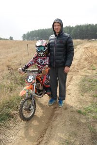 Klaipėdos motociklų sporto klubo „Kirai“ atstovas M. Jakniūnas su sūnumi Joriu.
