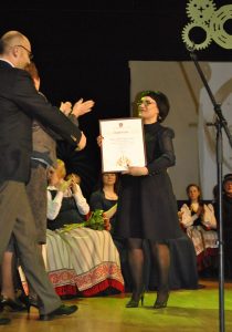 Pagėgių kultūros centro direktorei Svetlanai Jašinskienės iškilmių metu įteiktas apdovanojimas „Geriausias kultūros centras Lietuvoje – II kategorija“.