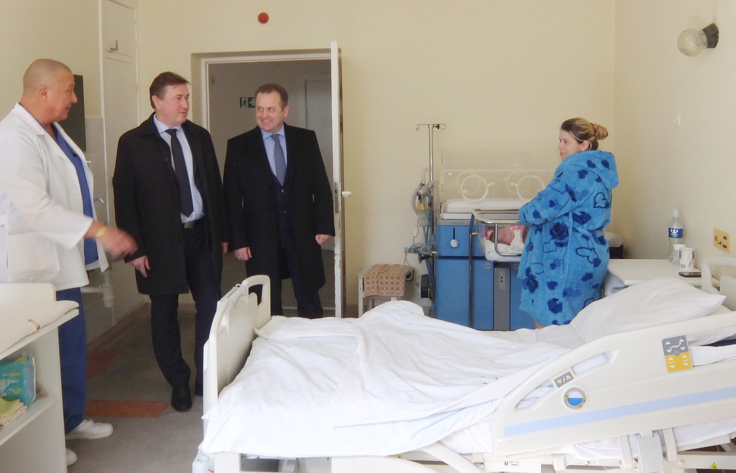 Akušerijos skyriaus vedėjas Arvydas Savulionis parodė Seimo nariui Artūrui Skardžiui, naują gimdyvės lovą. 