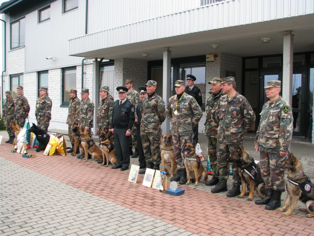 Pasieniečių tarnybinių šunų meistriškumo varžybose dalyvavo vokiečių ir belgų aviganiai.