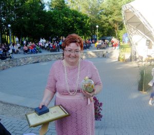Aktyvi ir veikli Juknaičių bendruomenės pirmininkė Laima Barkauskienė pasirašė Juknaičių garbės knygoje.