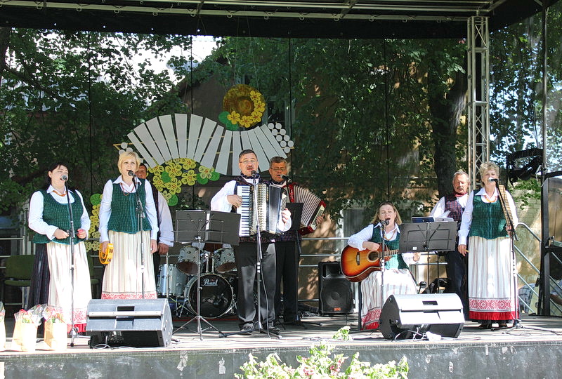 Groja ir dainuoja natkiškiečių kapela „Vaivorykštė“, vadovaujama Valdo Armono.            
