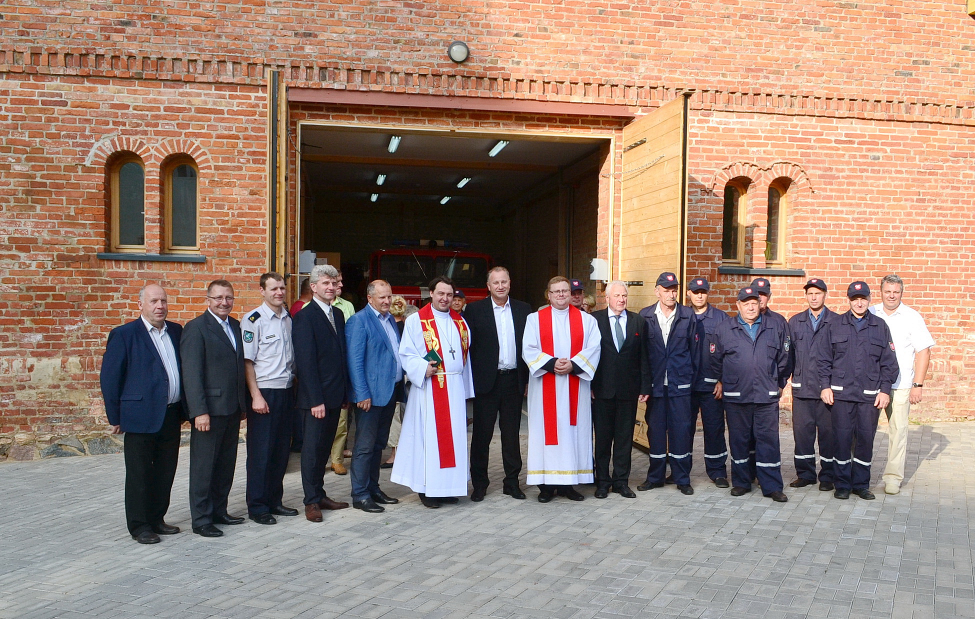 Prie ką tik atidaryto Vilkyškių ugniagesių punkto naujųjų patalpų nusifotografavo ugniagesių komandos vyrai ir būrys garbingų svečių. 