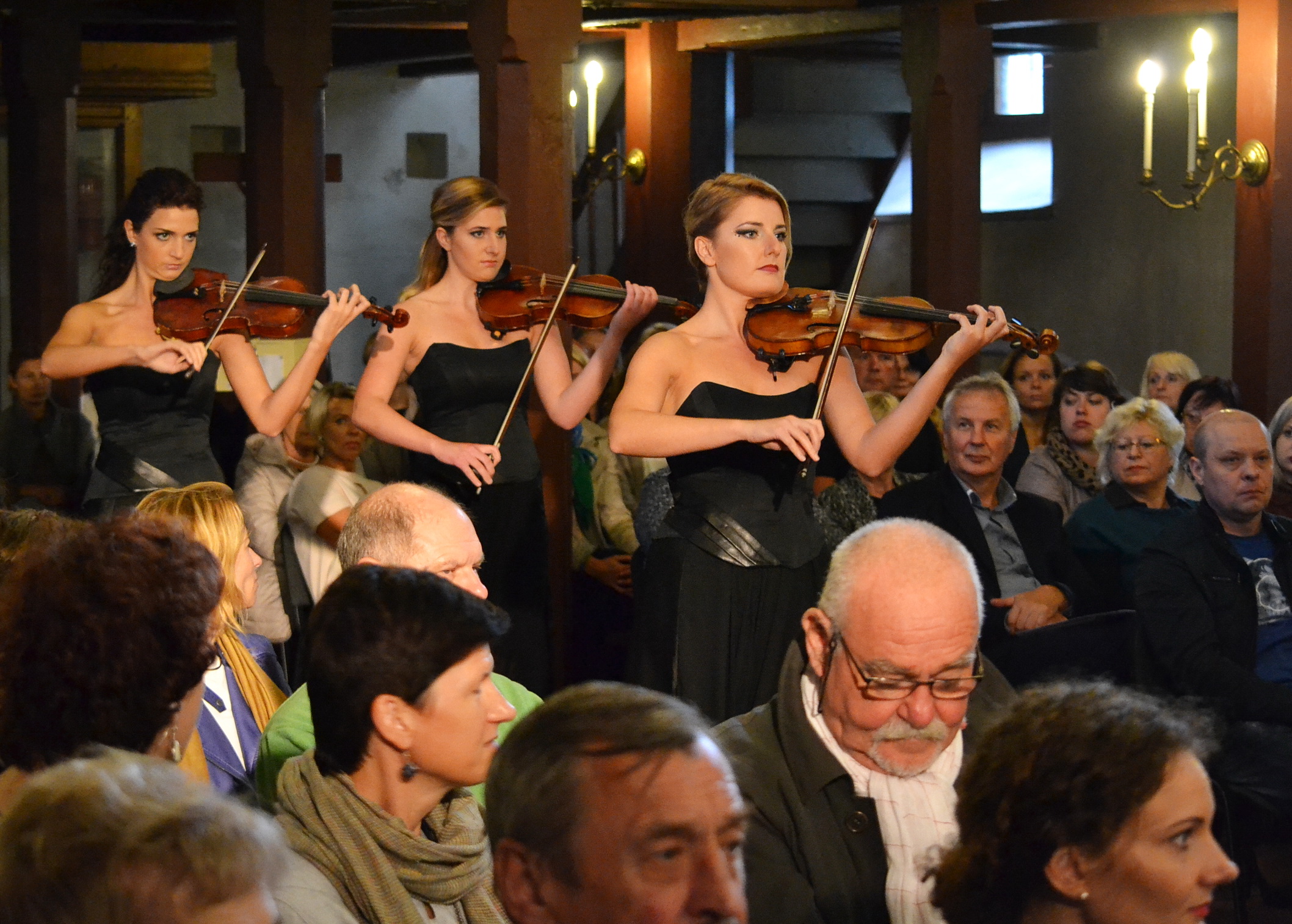 Koncertą pradėjo į bažnyčią žengiančios NIKO smuikininkės.