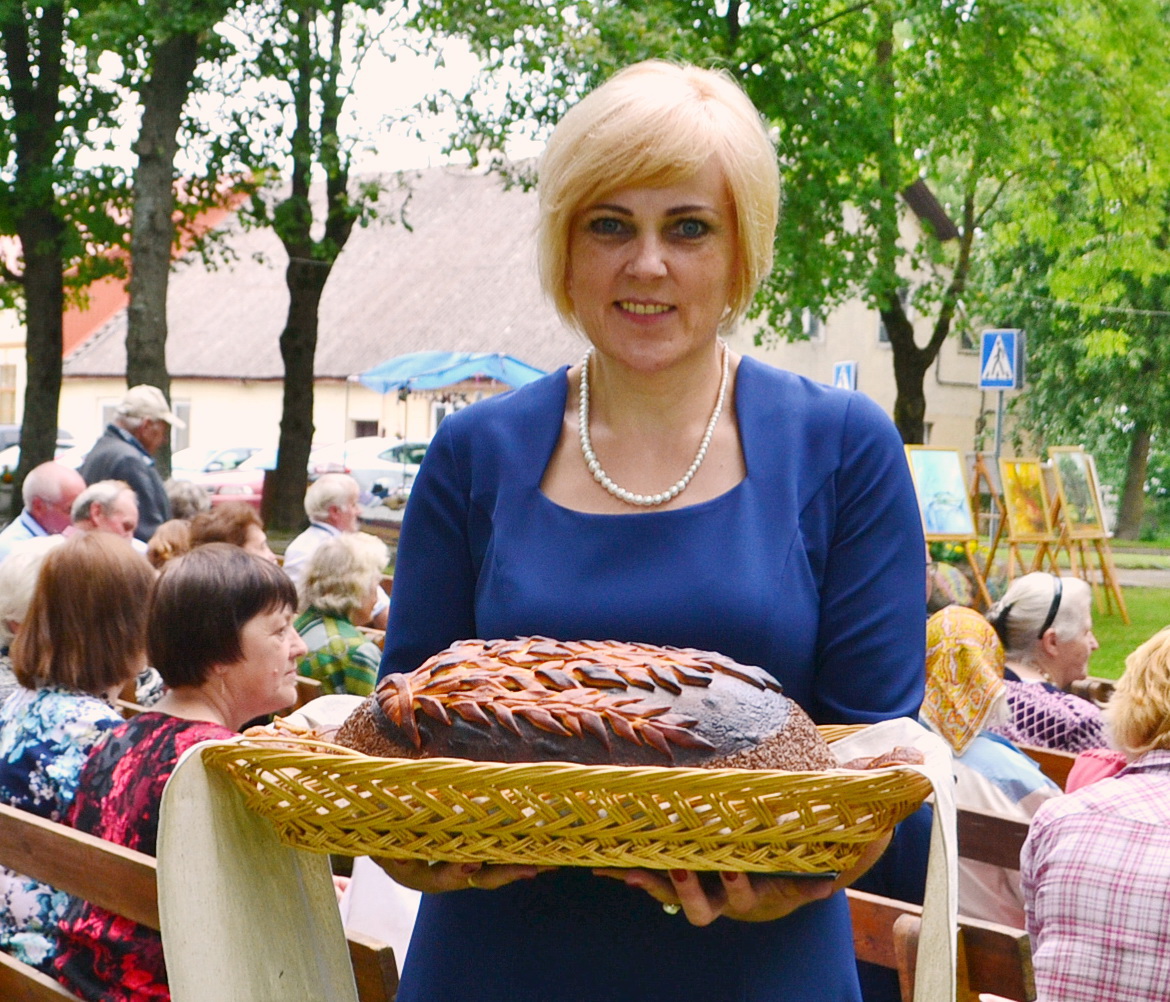 Seniūnė Vilyta Sirtautienė su pašventinta Oninių duonele. 