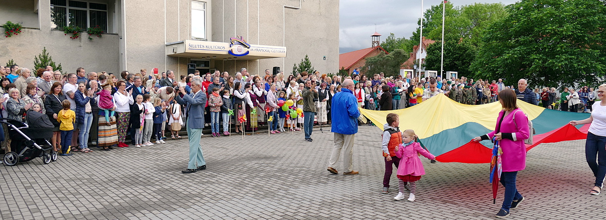 Skambant „Tautiškai giesmei“ į aikštę buvo įnešta didžiulė Lietuvos vėliava.