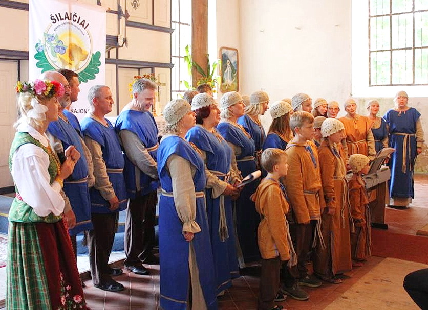 Koncertuoja kaimo bendruomenės „Šilaičiai“ atstovai.