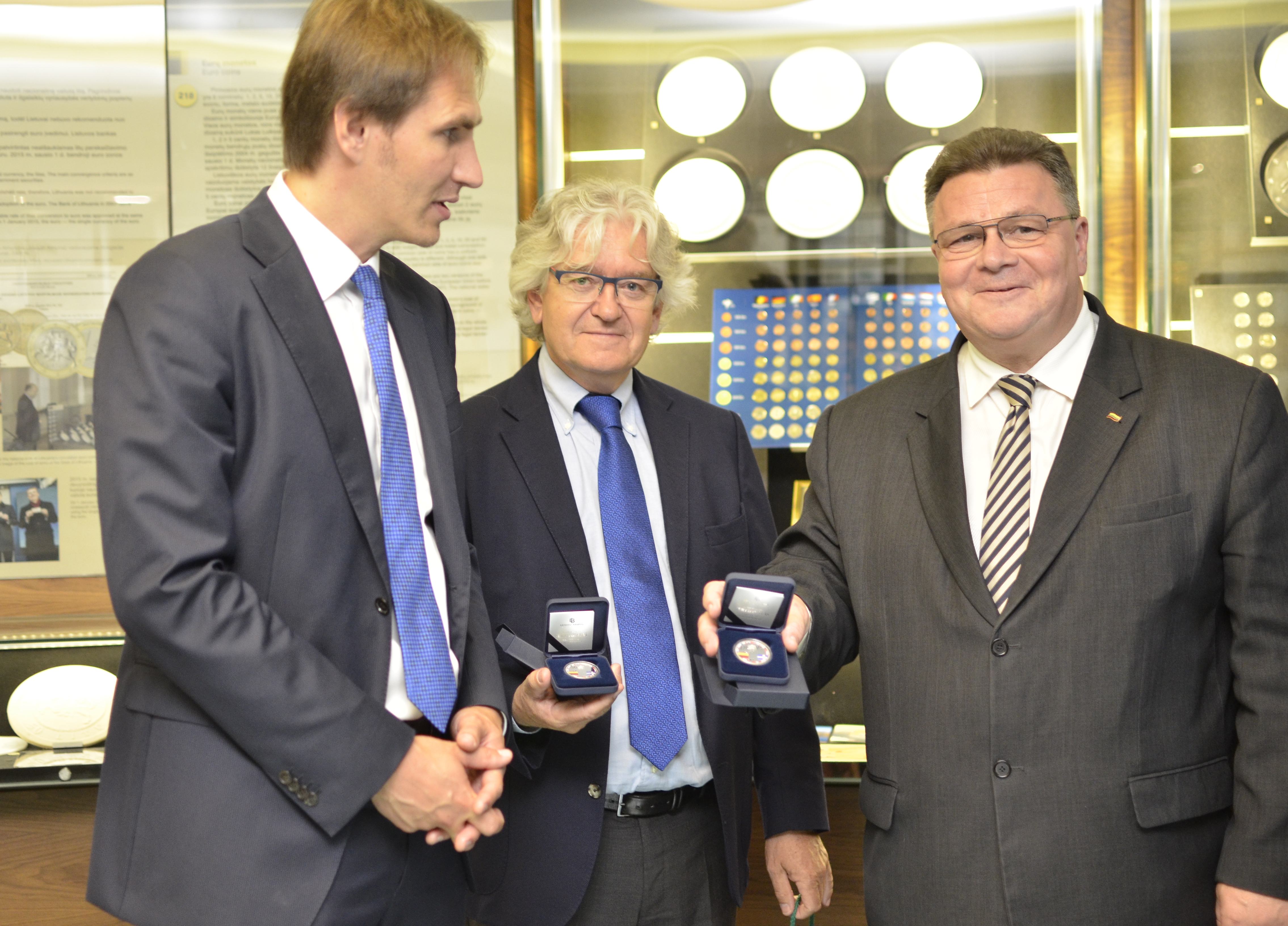 Nuotraukoje – L. Linkevičius su Danijos ambasadoriumi Danu E. Frederiksenu (viduryje) ir Lietuvos banko valdybos nariu Mariumi Jurgilu (pirmas iš kairės).
