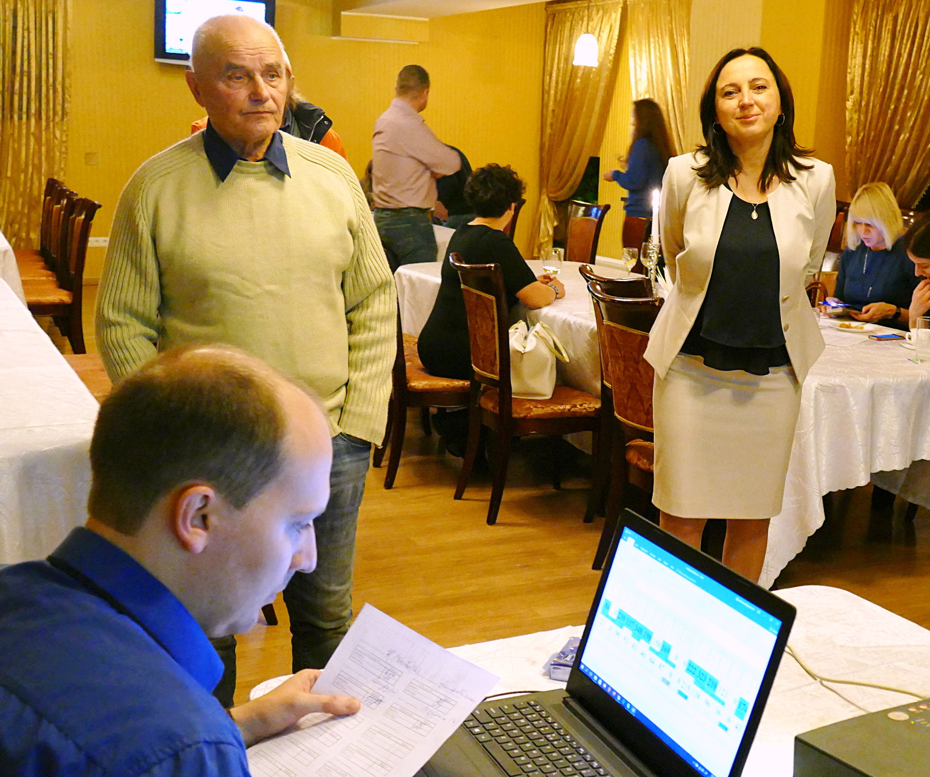 Sandra Tamašauskienė (dešinėje) ir jos komanda rinkimų rezultatų laukė „Gilijos“ restorano konferencijų salėje.