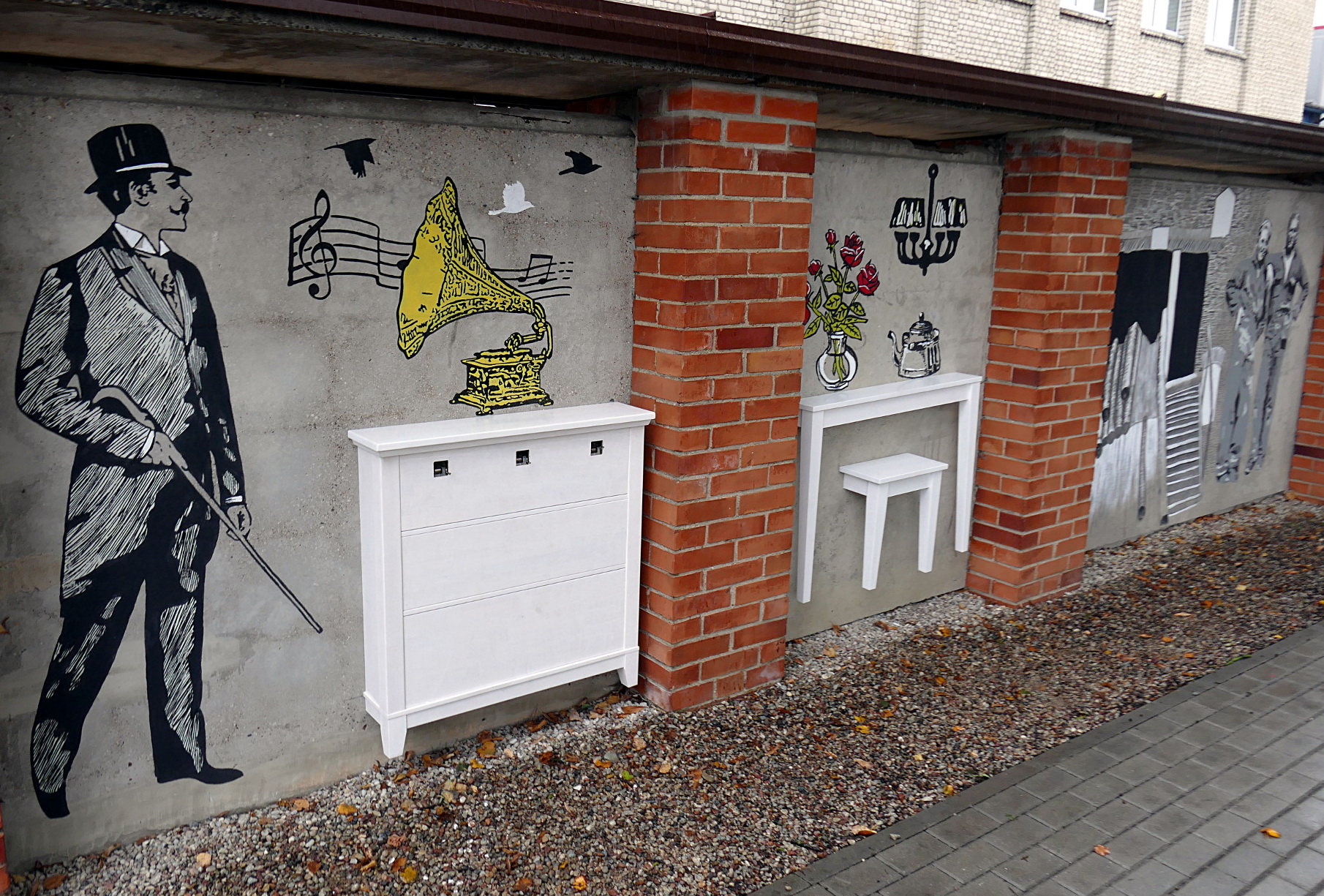 Kai kurie sienos fragmentai dekoruoti Šilutės baldininkų gaminiais.