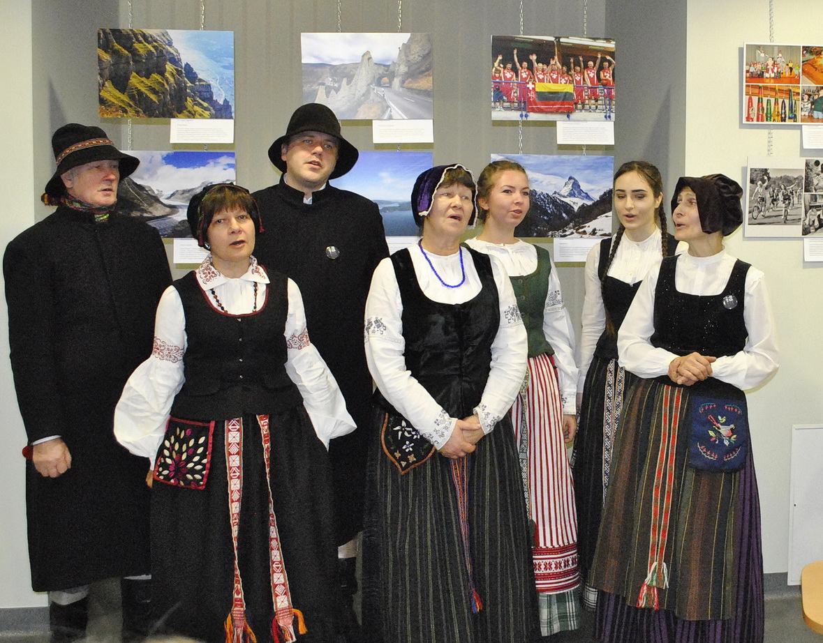 Lietuvių liaudies dainas atlieka Pagėgių savivaldybės kultūros centro folkloro ansamblis Astos Andrulienės nuotr. 